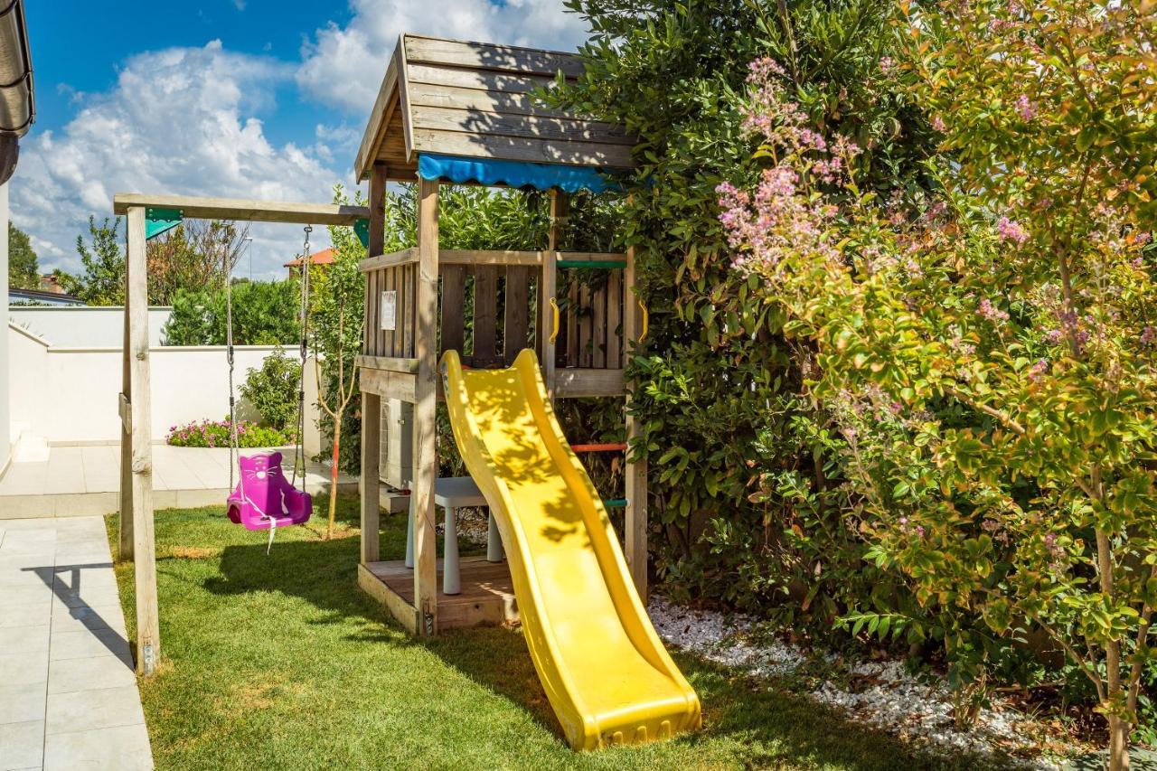 Villa Andrija Family Dream With Heated Pool At The Sea With Beautiful Garden, Outside Cinema And Kids Playground Fažana Esterno foto