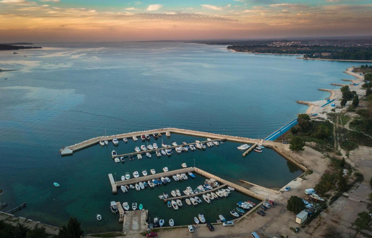 Villa Andrija Family Dream With Heated Pool At The Sea With Beautiful Garden, Outside Cinema And Kids Playground Fažana Esterno foto