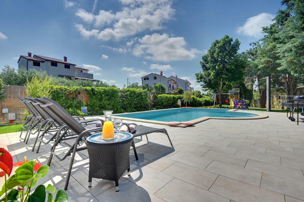 Villa Andrija Family Dream With Heated Pool At The Sea With Beautiful Garden, Outside Cinema And Kids Playground Fažana Esterno foto