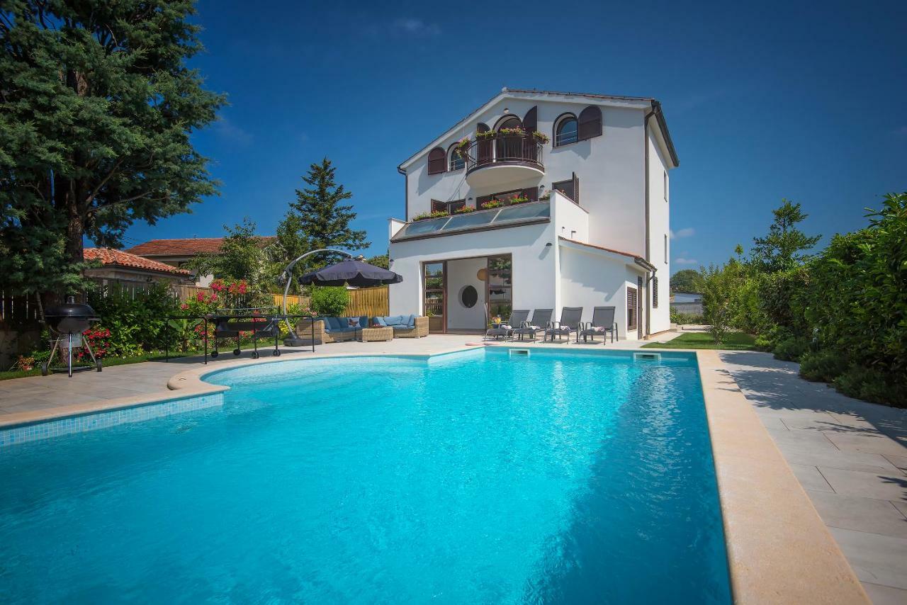 Villa Andrija Family Dream With Heated Pool At The Sea With Beautiful Garden, Outside Cinema And Kids Playground Fažana Esterno foto