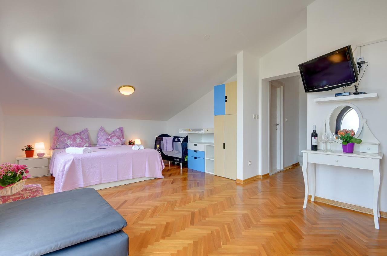 Villa Andrija Family Dream With Heated Pool At The Sea With Beautiful Garden, Outside Cinema And Kids Playground Fažana Esterno foto