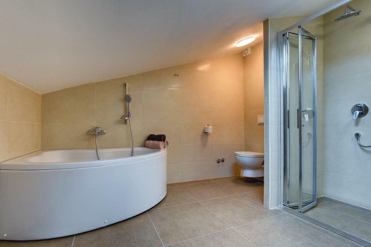 Villa Andrija Family Dream With Heated Pool At The Sea With Beautiful Garden, Outside Cinema And Kids Playground Fažana Esterno foto