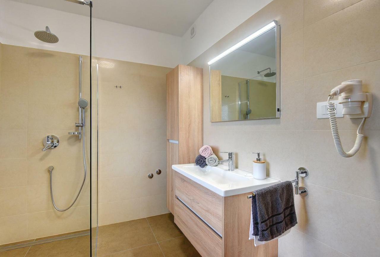 Villa Andrija Family Dream With Heated Pool At The Sea With Beautiful Garden, Outside Cinema And Kids Playground Fažana Esterno foto