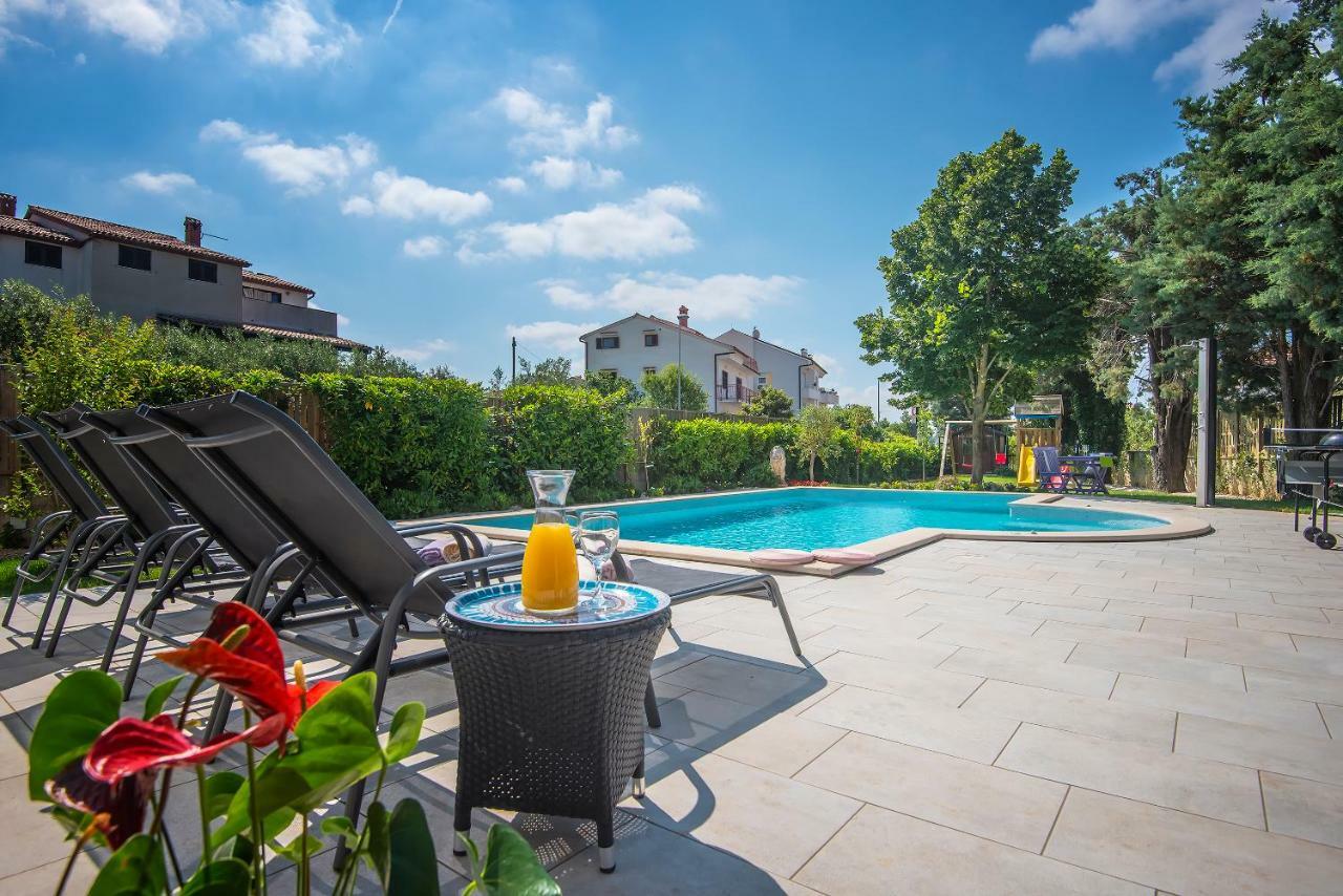 Villa Andrija Family Dream With Heated Pool At The Sea With Beautiful Garden, Outside Cinema And Kids Playground Fažana Esterno foto